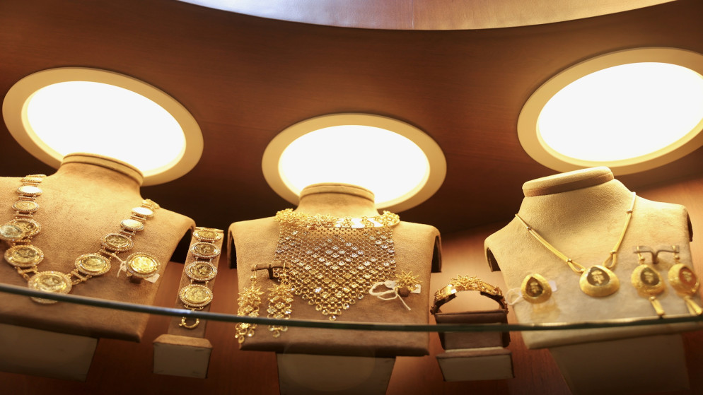 الدولار يصعد والذهب يتخلى عن ذروته الشهرية