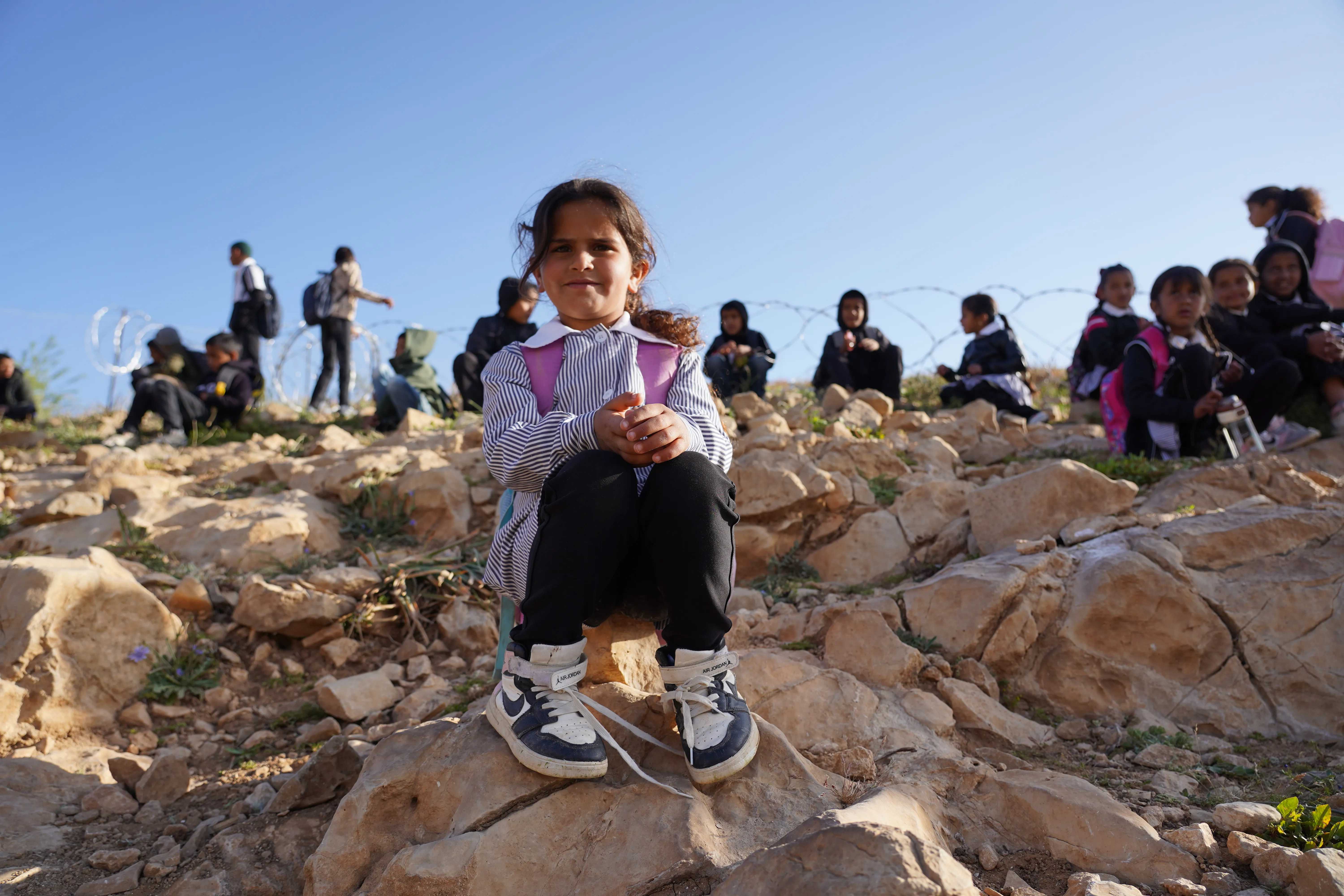 تصاعد اعتداءات المستوطنين بالضفة: اطفال محرومون من التعليم وغاز الفلفل يهدد مستقبلهم