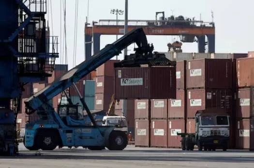 العجز التجاري الهندي ينكمش رغم تحديات الطاقة العالمية