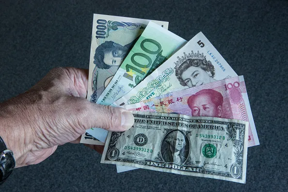 تراجع الدولار يثير التفاؤل بوقف الحرب وتخفيف الضغوط