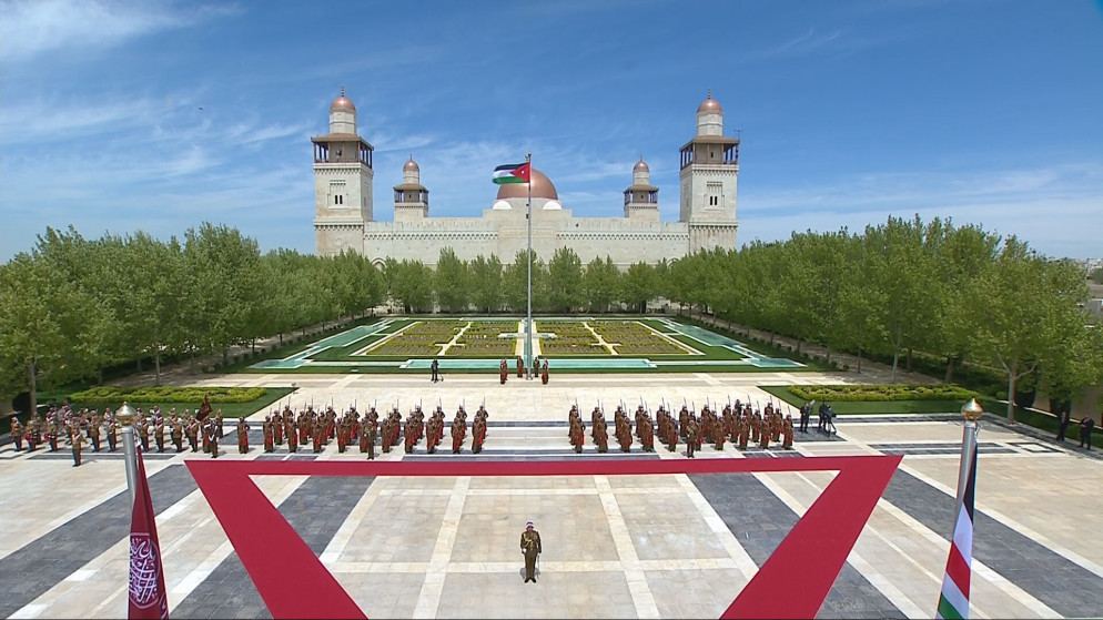 الملك يشهد مراسم رفع العلم الاردني في قصر الحسينية