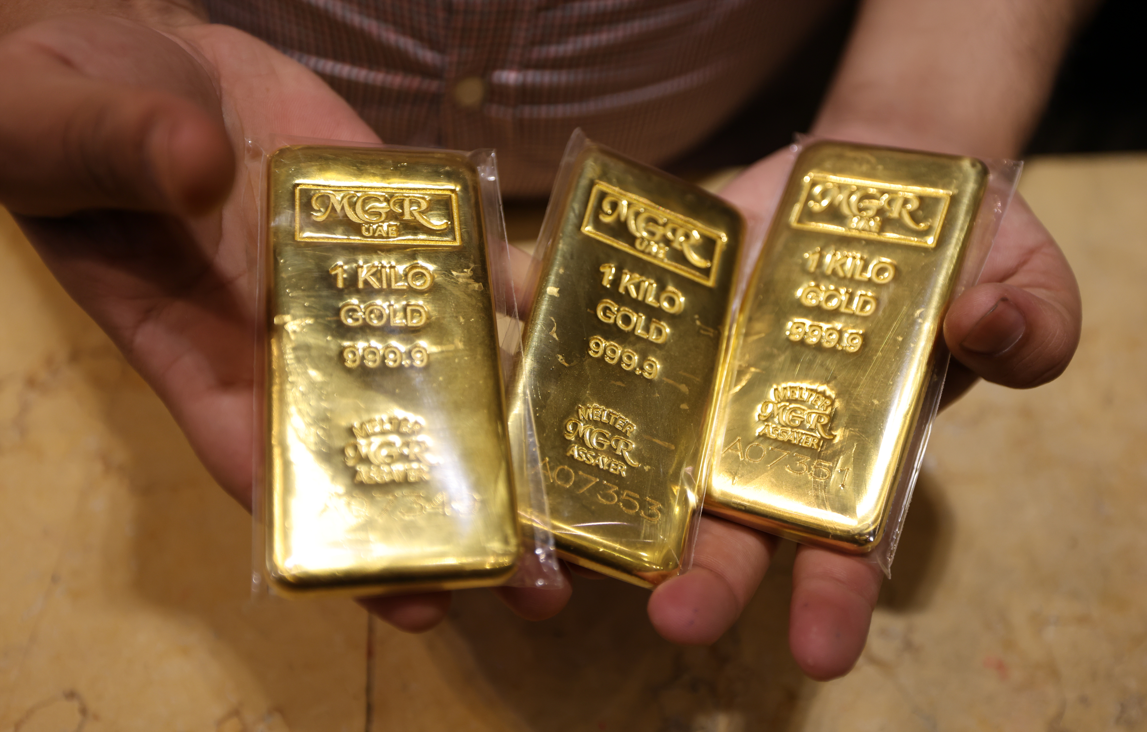 الذهب يلامس قمة أسبوع مدعوما بضعف الدولار وتفاؤل الاتفاق الايراني
