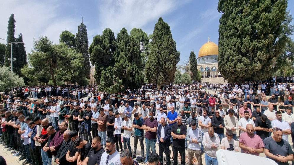 توافد حشود المصلين الى الاقصى رغم قيود الاحتلال