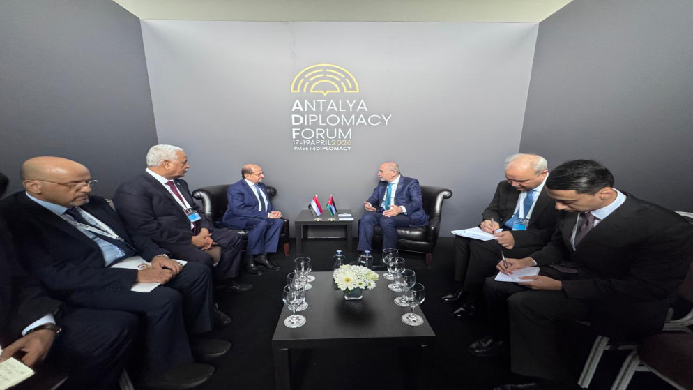 الصفدي يبحث التطورات الإقليمية مع مسؤولين يمنيين وأمريكيين في أنطاليا