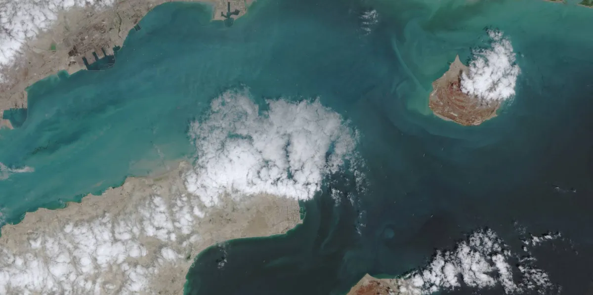 تطورات جديدة في مضيق هرمز وتأثيرها على المفاوضات الإيرانية الأميركية