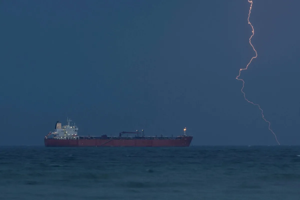 سفن غاز طبيعي تقترب من مضيق هرمز في خطوة تاريخية