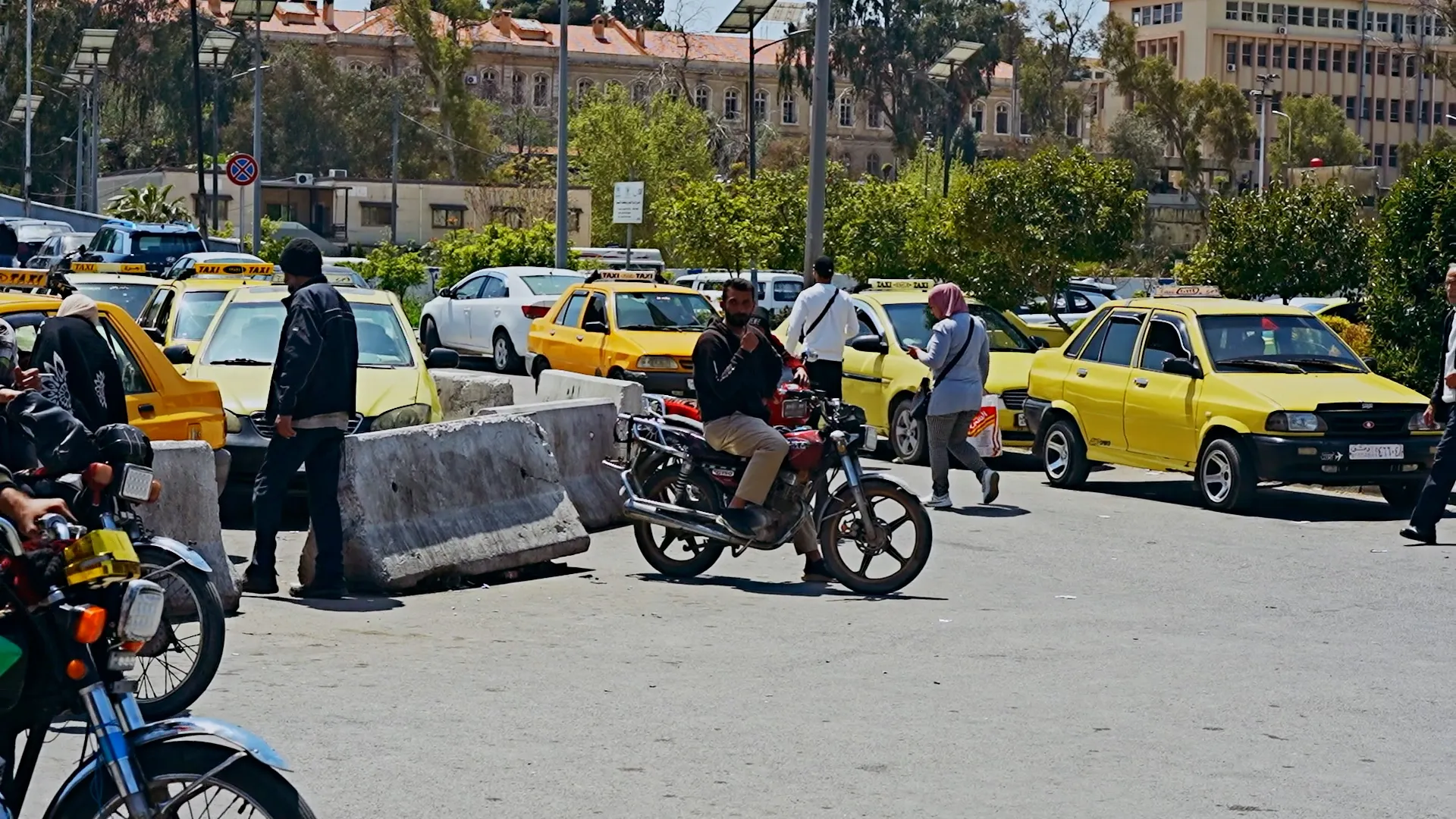 تحديات النقل في دمشق وتأثير التطبيقات الحديثة على سائقي التاكسي الأصفر