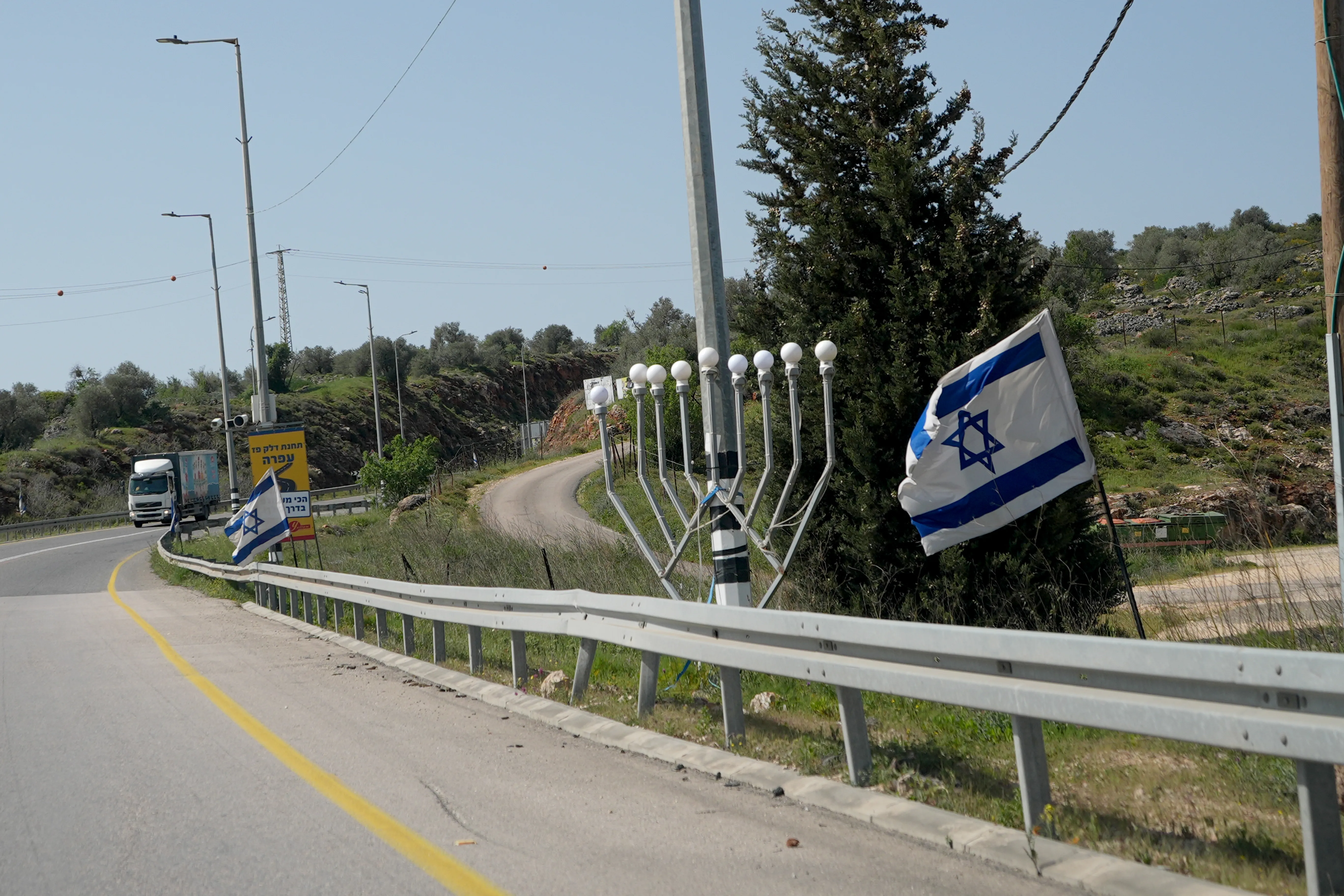 تصاعد التوتر: رموز الاحتلال تغزو الضفة الغربية بهوية بصرية جديدة