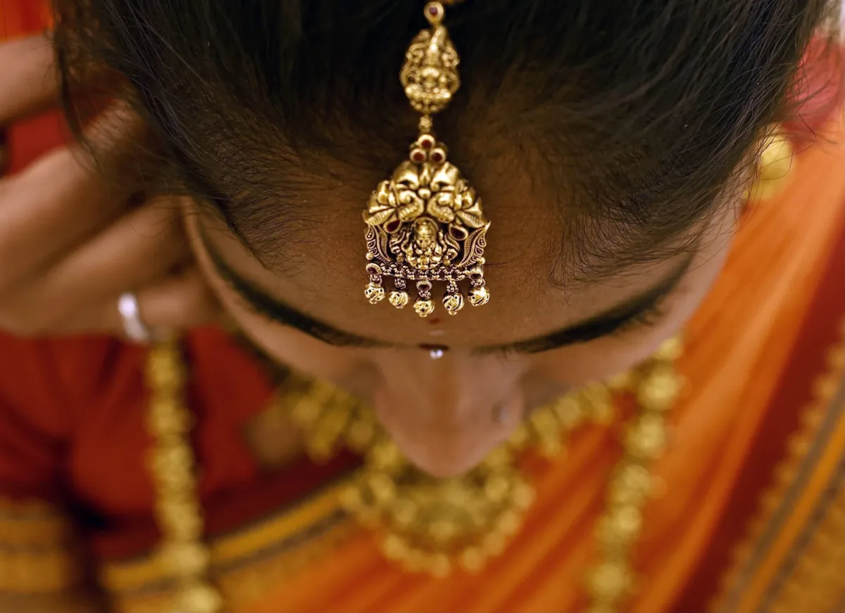 تأثير الدولار وارتفاع النفط يضغطان على أسعار الذهب