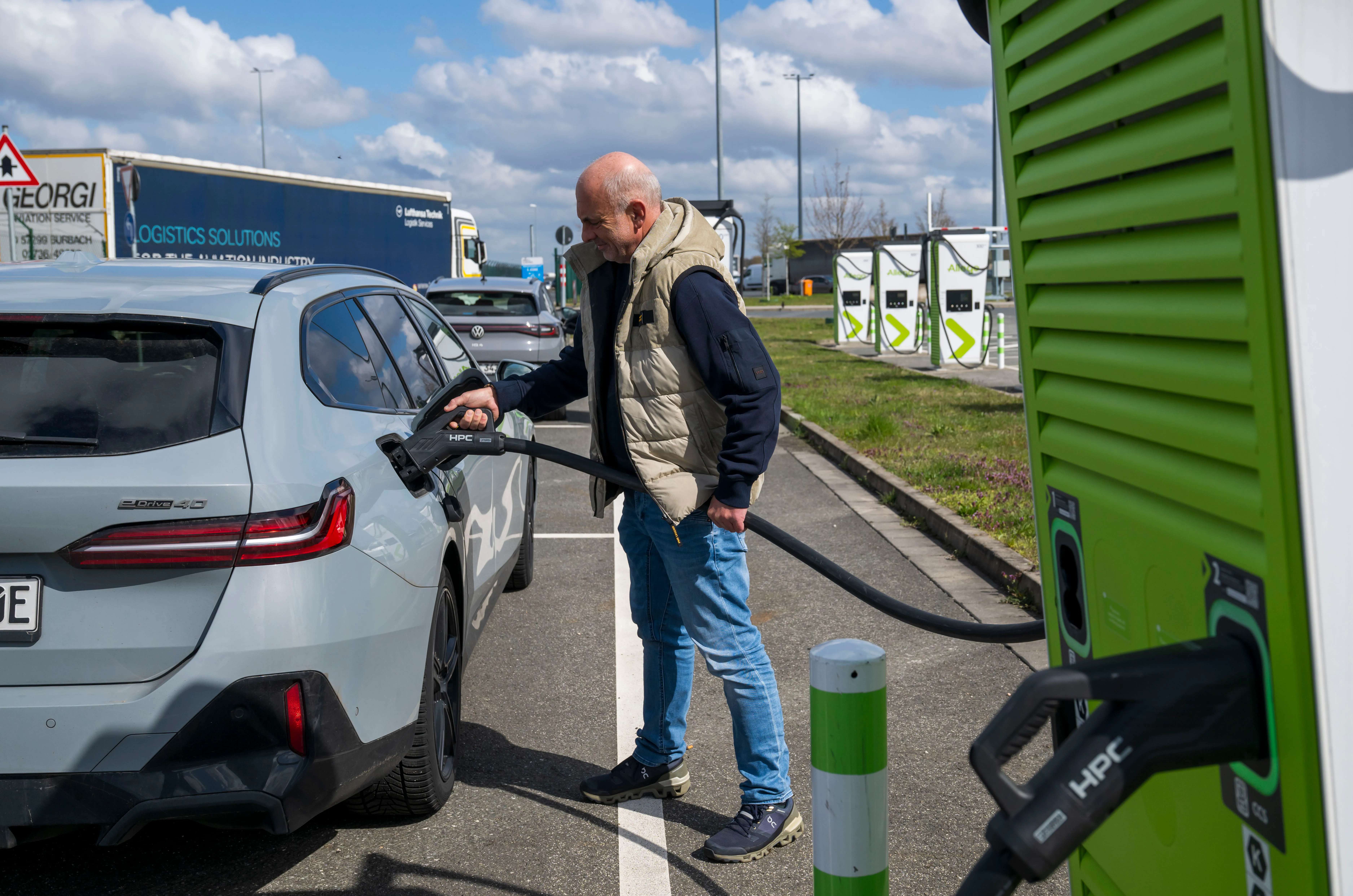 ارتفاع مبيعات السيارات الكهربائية في أوروبا وتمديد حوافز فيتنام