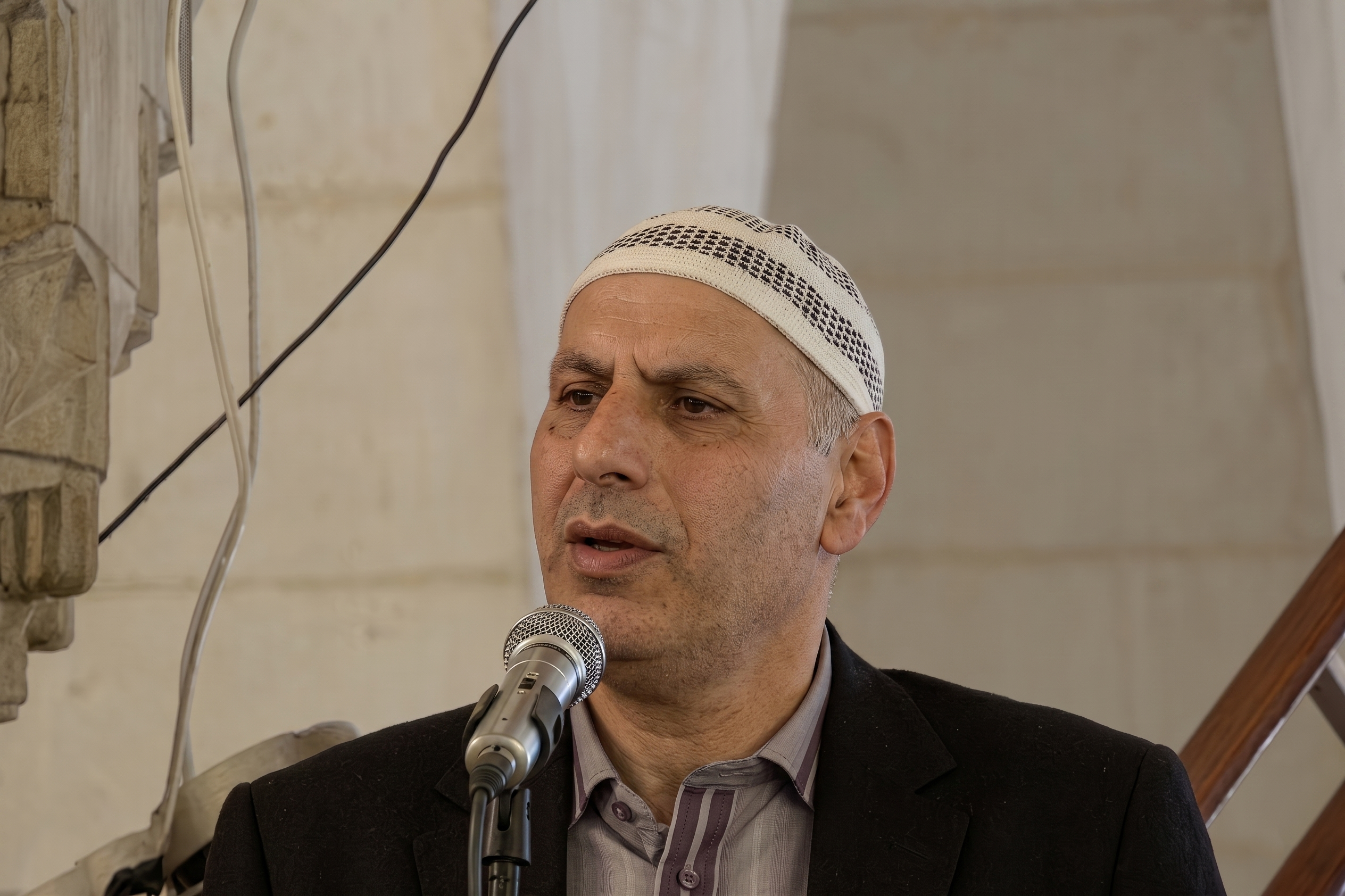 ما بين الماضي والمستقبل.. فراس القزاز يواصل إرث والده في الأذان بالأقصى