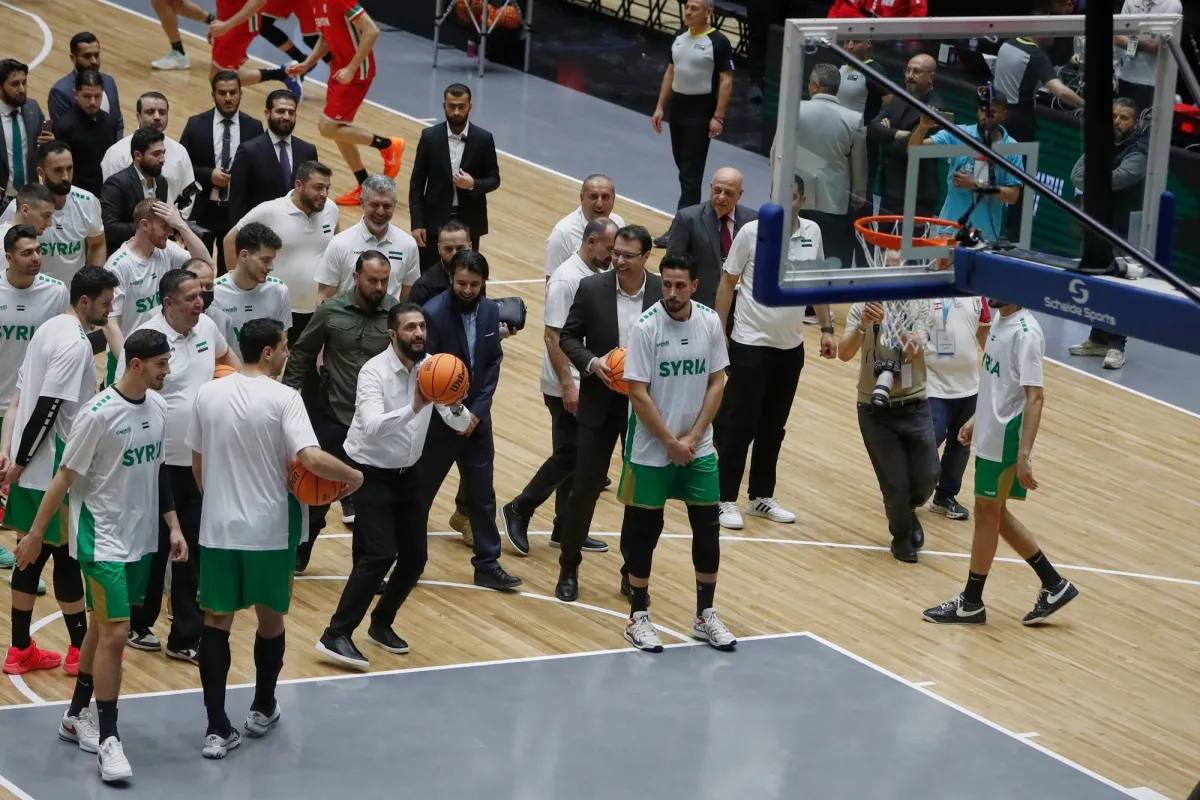 الرئيس السوري يفاجئ الجمهور بمهاراته في كرة السلة خلال افتتاح صالة الفيحاء