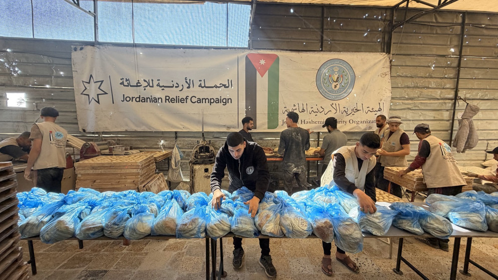 توزيع الخبز الطازج للنازحين في خان يونس يعزز صمود العائلات