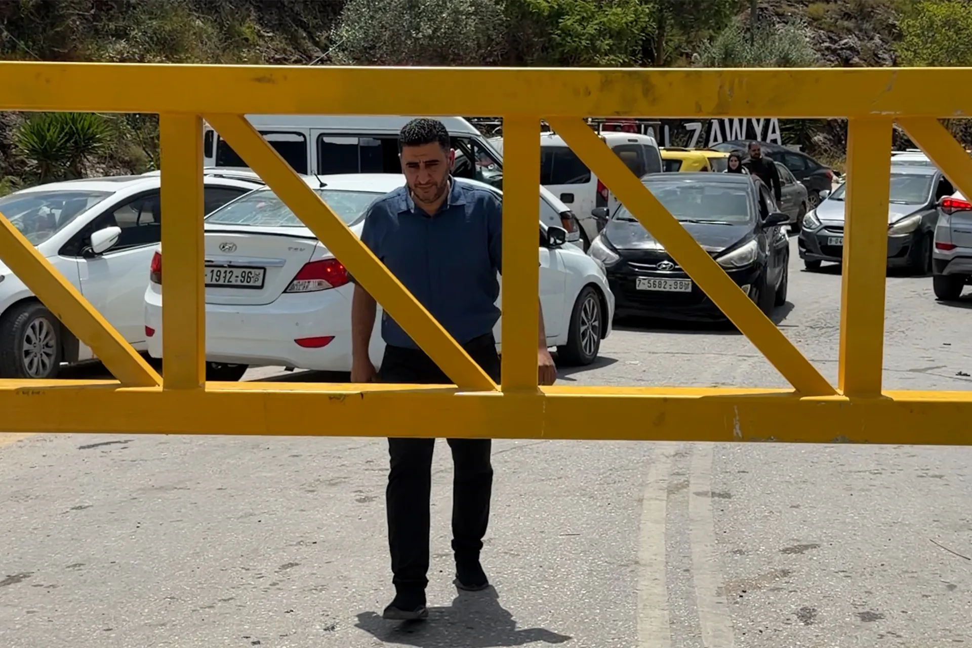 معاناة الفلسطينيين في الزاوية مع إغلاق البوابة الحديدية