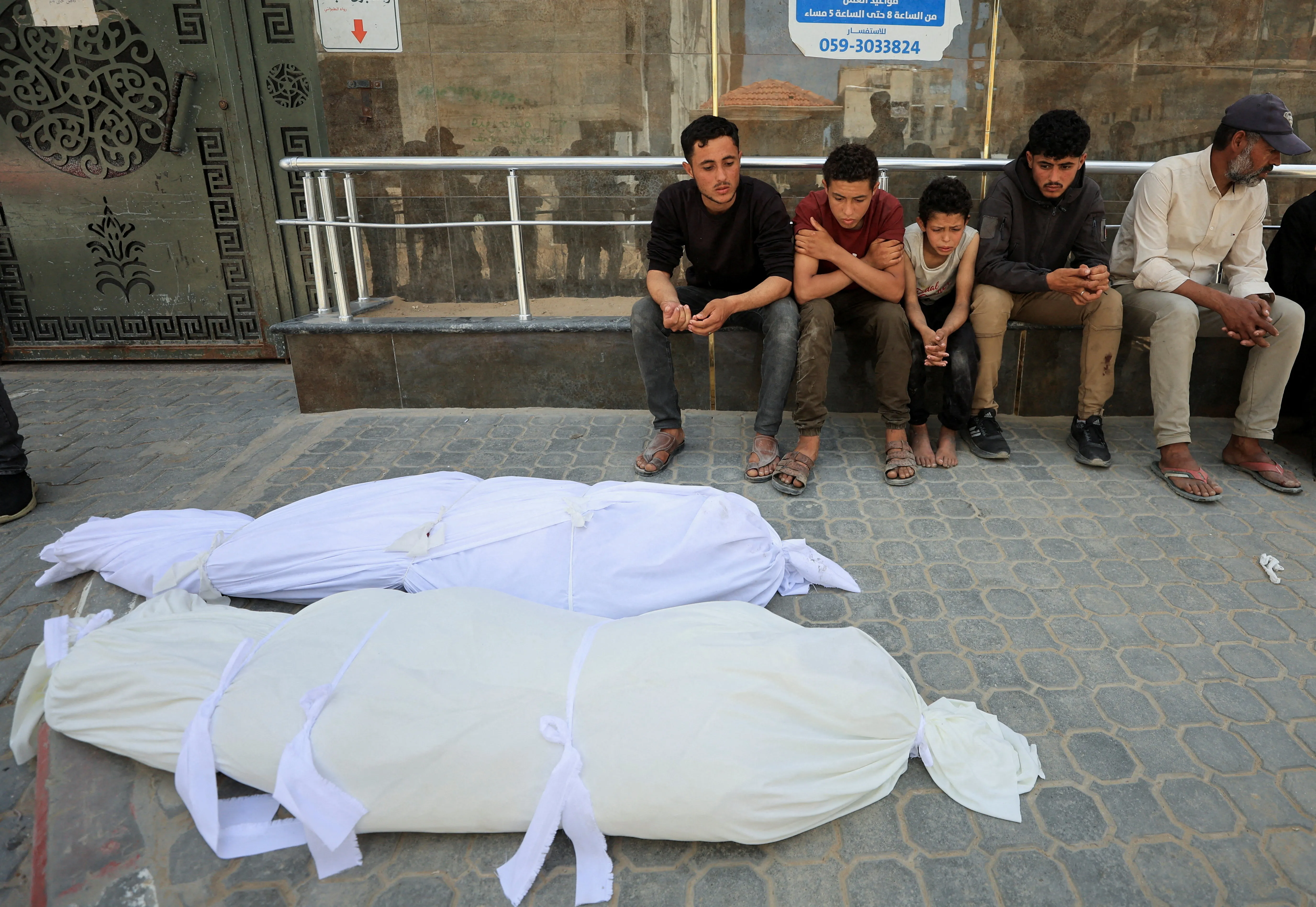 غزة تحت القصف وحماس تواصل المشاورات بشأن المرحلة الثانية من الاتفاق