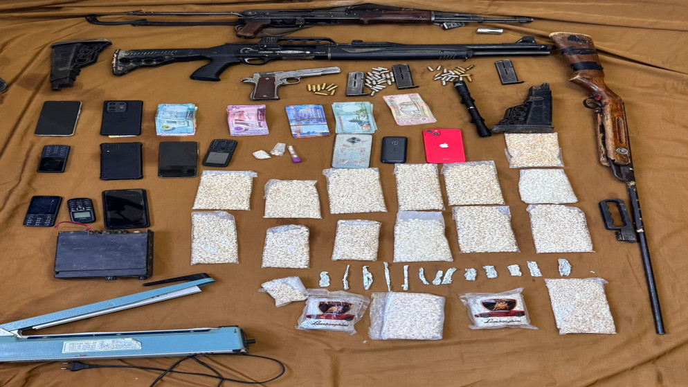 عمليات نوعية تطيح بمهربي مخدرات وبحوزتهم أسلحة في الرويشد ومحافظات أخرى