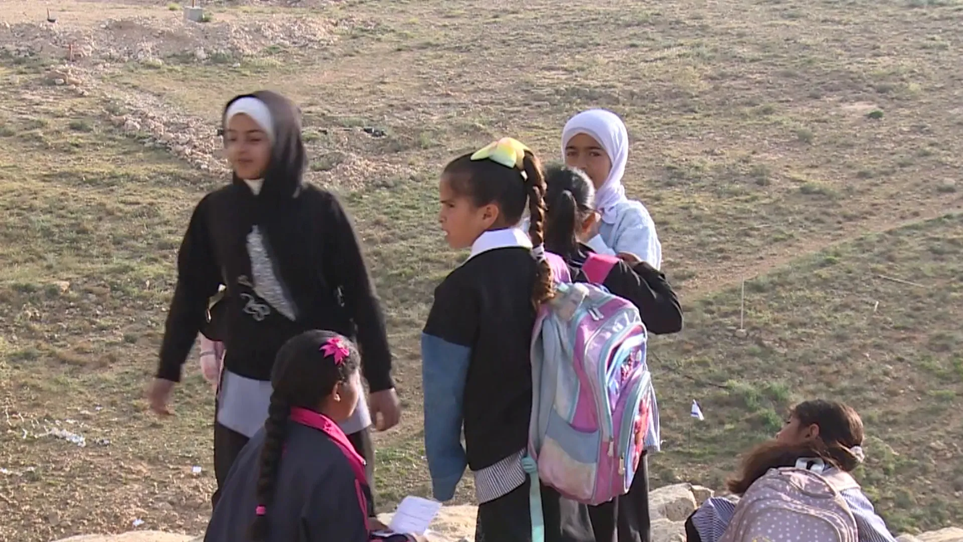 طلاب أم الخير يتظاهرون ضد إغلاق طريق مدرستهم