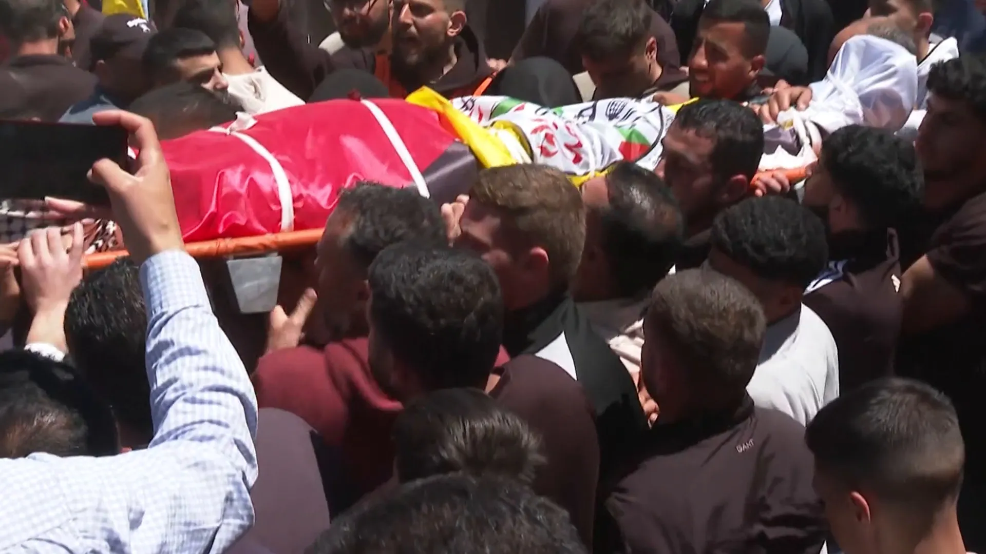 دموع ووداع تحت الرصاص: تفاصيل اقتحام الاحتلال لتشييع شهداء المغيّر