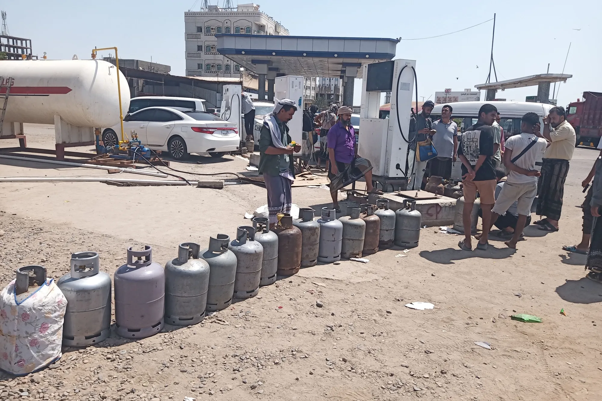 ازمة غاز تخنق عدن: معاناة يومية وطوابير لا تنتهي