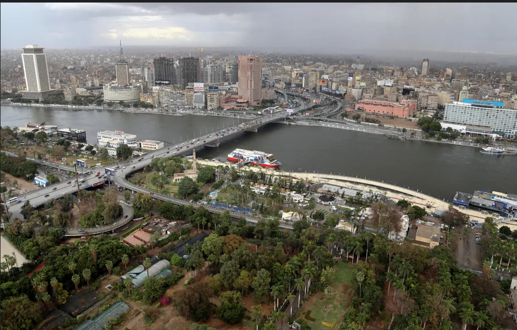 غموض يلف مواعيد الإغلاق المبكر في مصر مع تطبيق التوقيت الصيفي