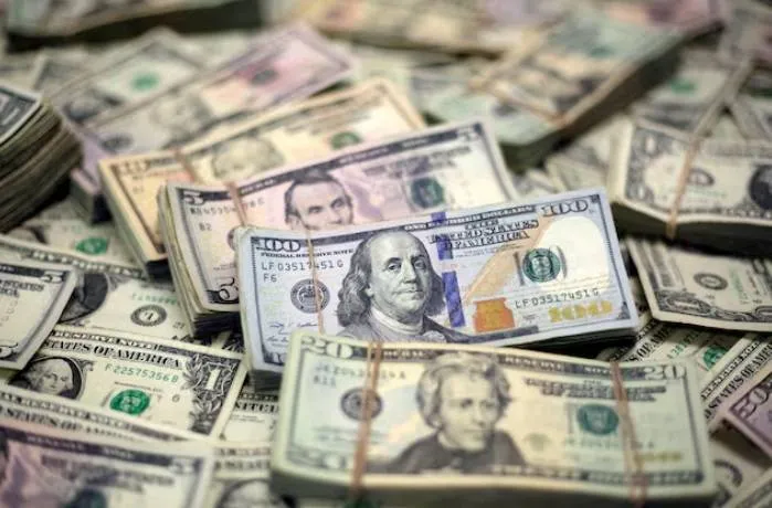 ارتفاع الدولار مع تفاقم أزمة هرمز وتأثيرها على الاقتصاد العالمي