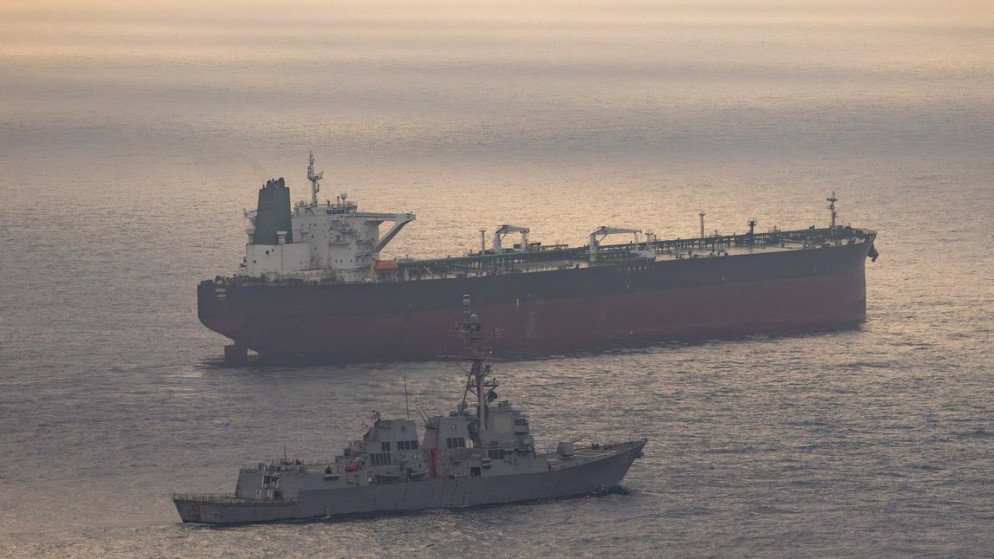 البحرية الامريكية تعترض سفينة ايرانية وتقيد الملاحة