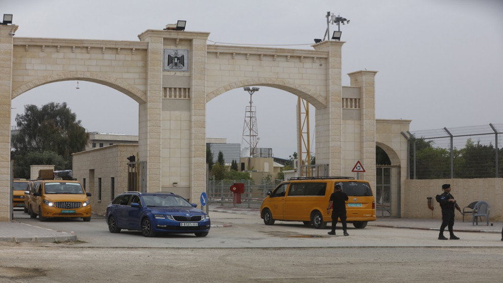 الكرامة يستقبل الاف المسافرين وتوقيف مطلوبين