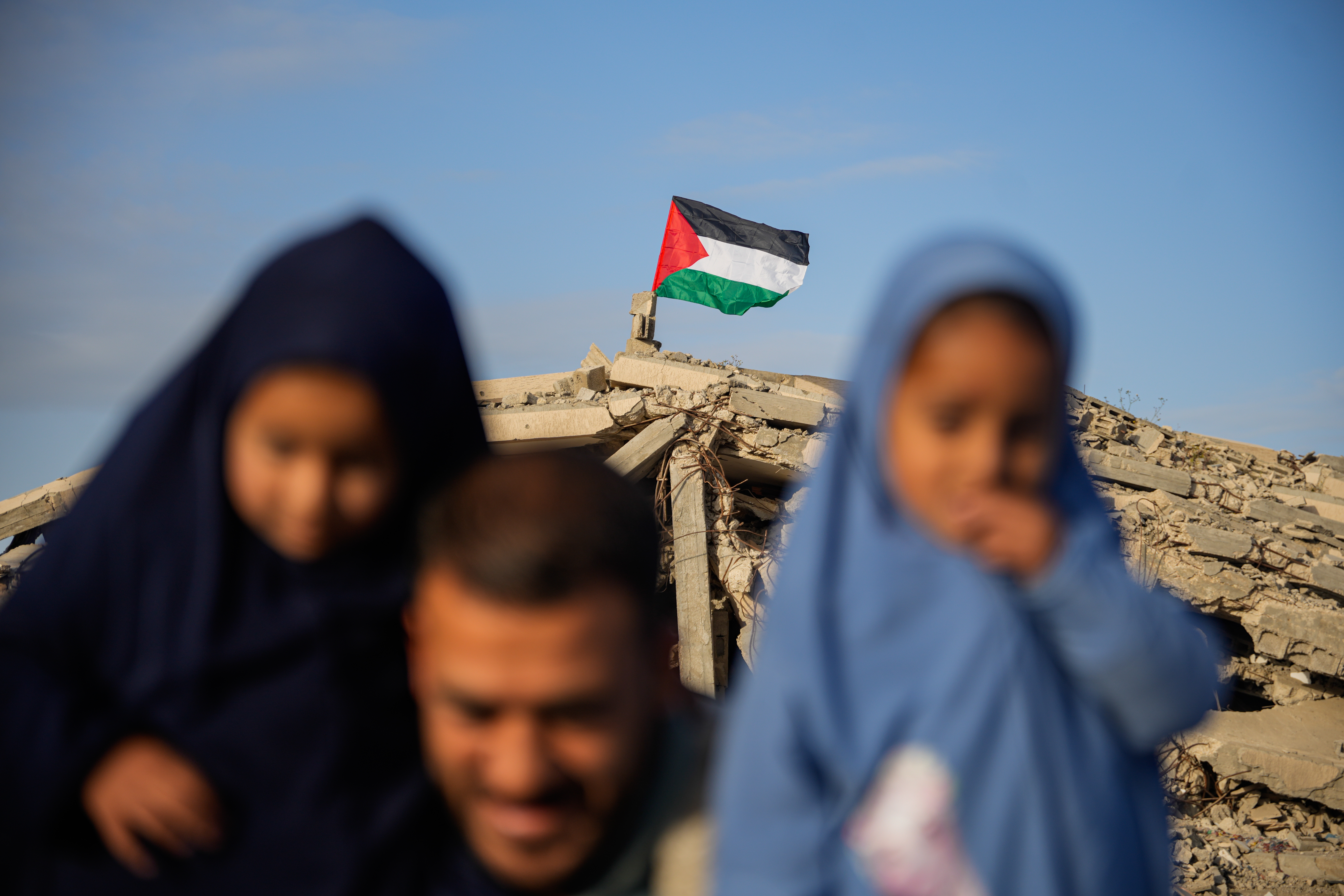 مأساة غزة.. عائلات تواجه خطر الموت بخيام داخل مبان متصدعة