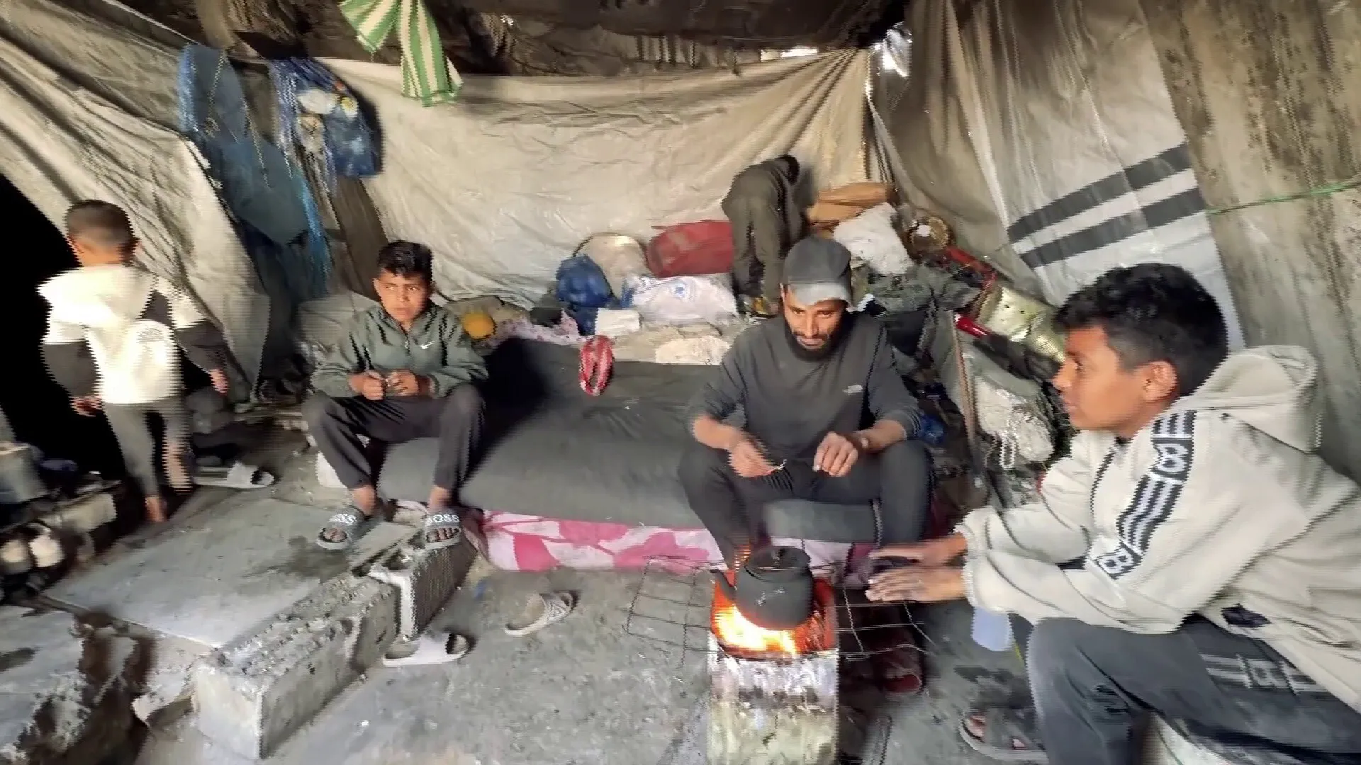 بحثا عن مأوى امن.. غزيون يواجهون خطر الموت في المباني المتصدعة