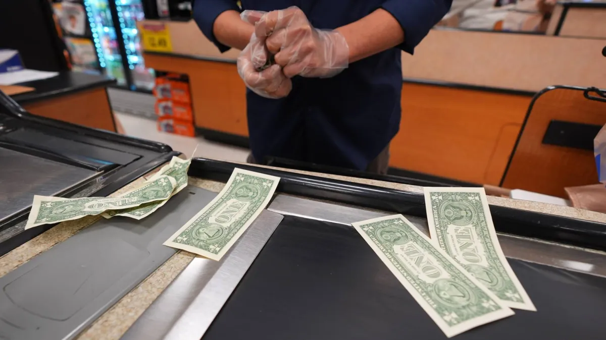 الدولار تحت الضغط والاسواق تترقب مفاوضات السلام