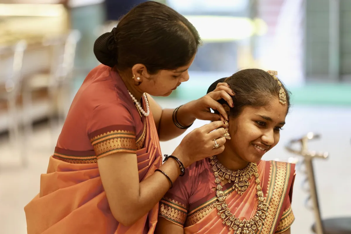 تراجع الذهب يترقب محادثات السلام وسط ارتفاع الدولار