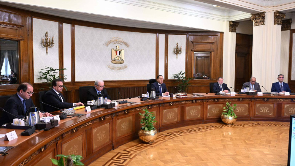 مصر تعلن ايقاف العمل بقرار الاغلاق المبكر للمحال التجارية