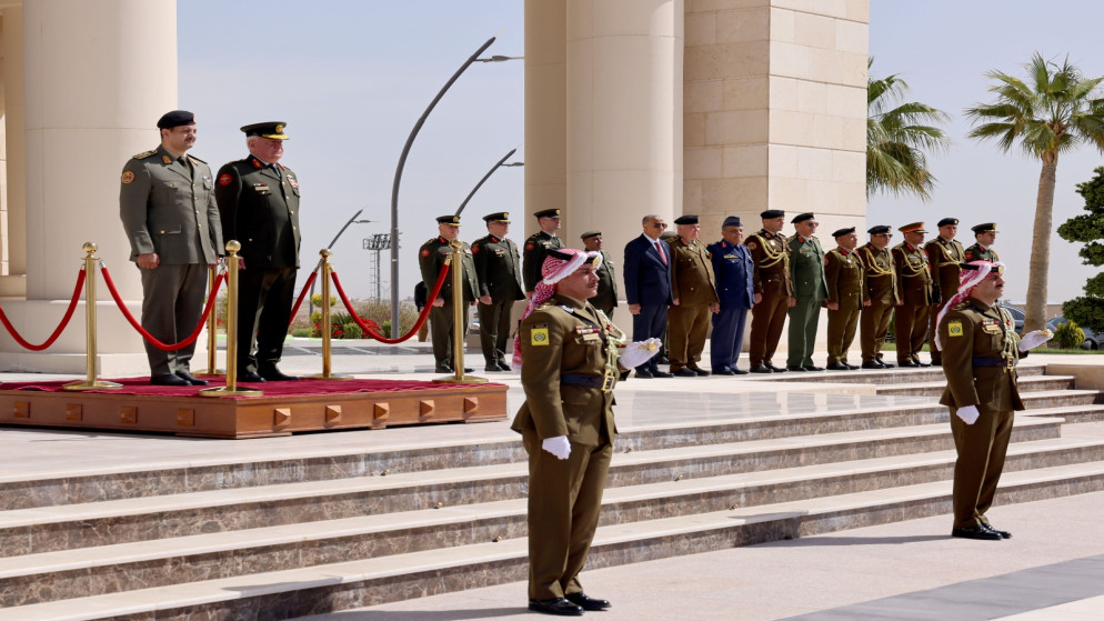 الحنيطي وحفتر يبحثان تعزيز التعاون العسكري بين الأردن وليبيا