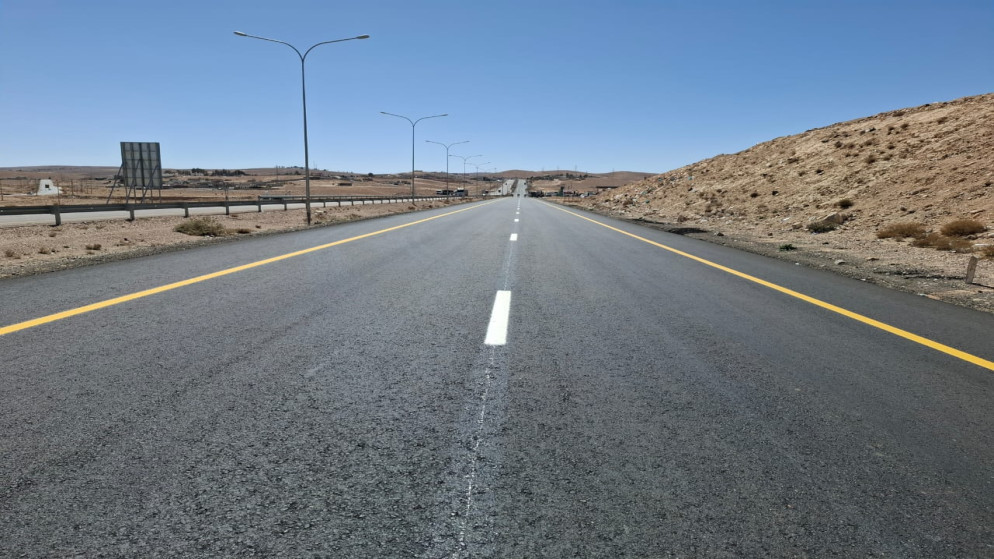 حريق ضخم نتيجة تصادم صهريج وشاحنتين على الطريق الصحراوي