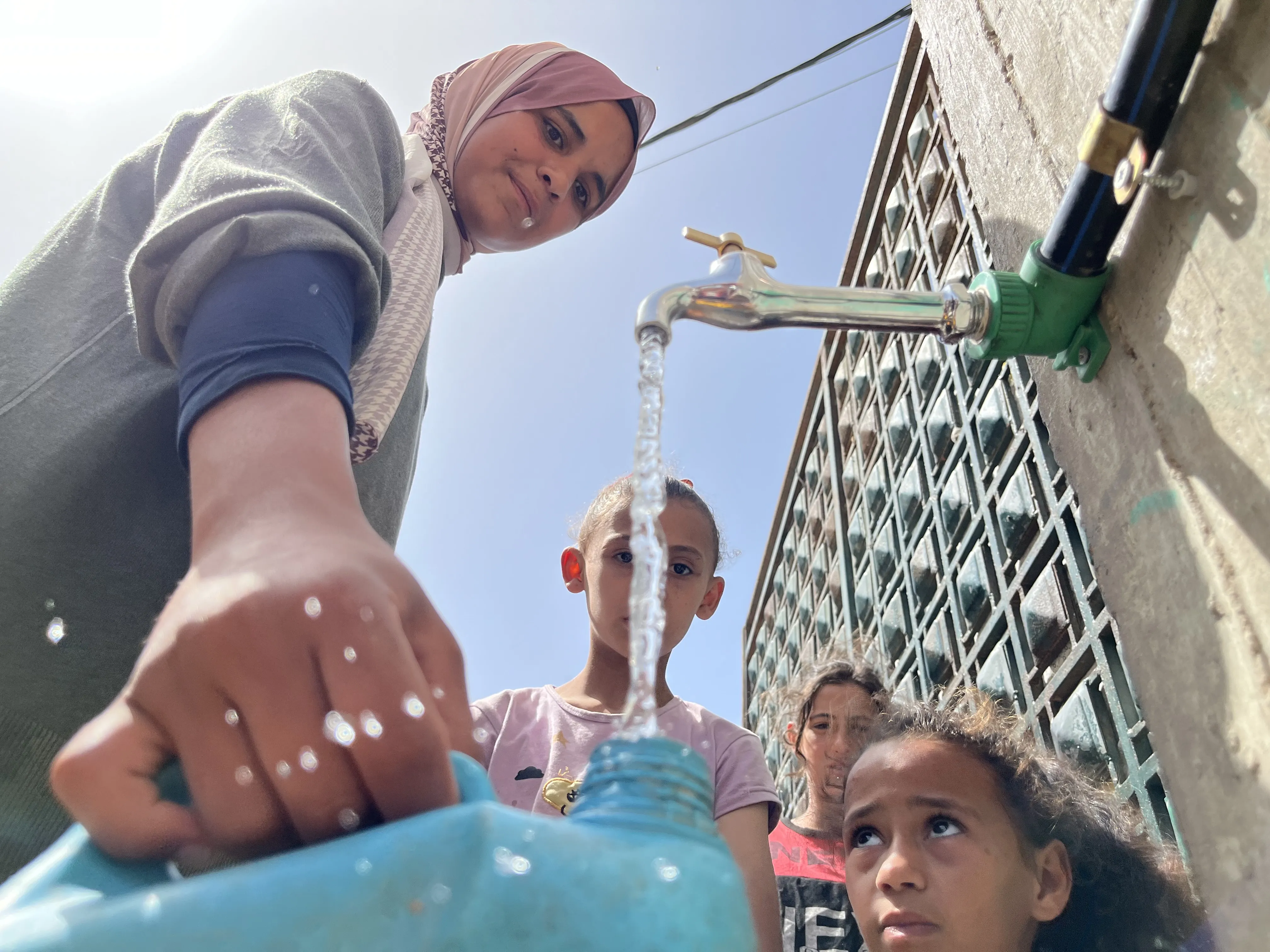 الوضع الإنساني في غزة يزداد سوءا مع استمرار الهجمات وحرمان المياه