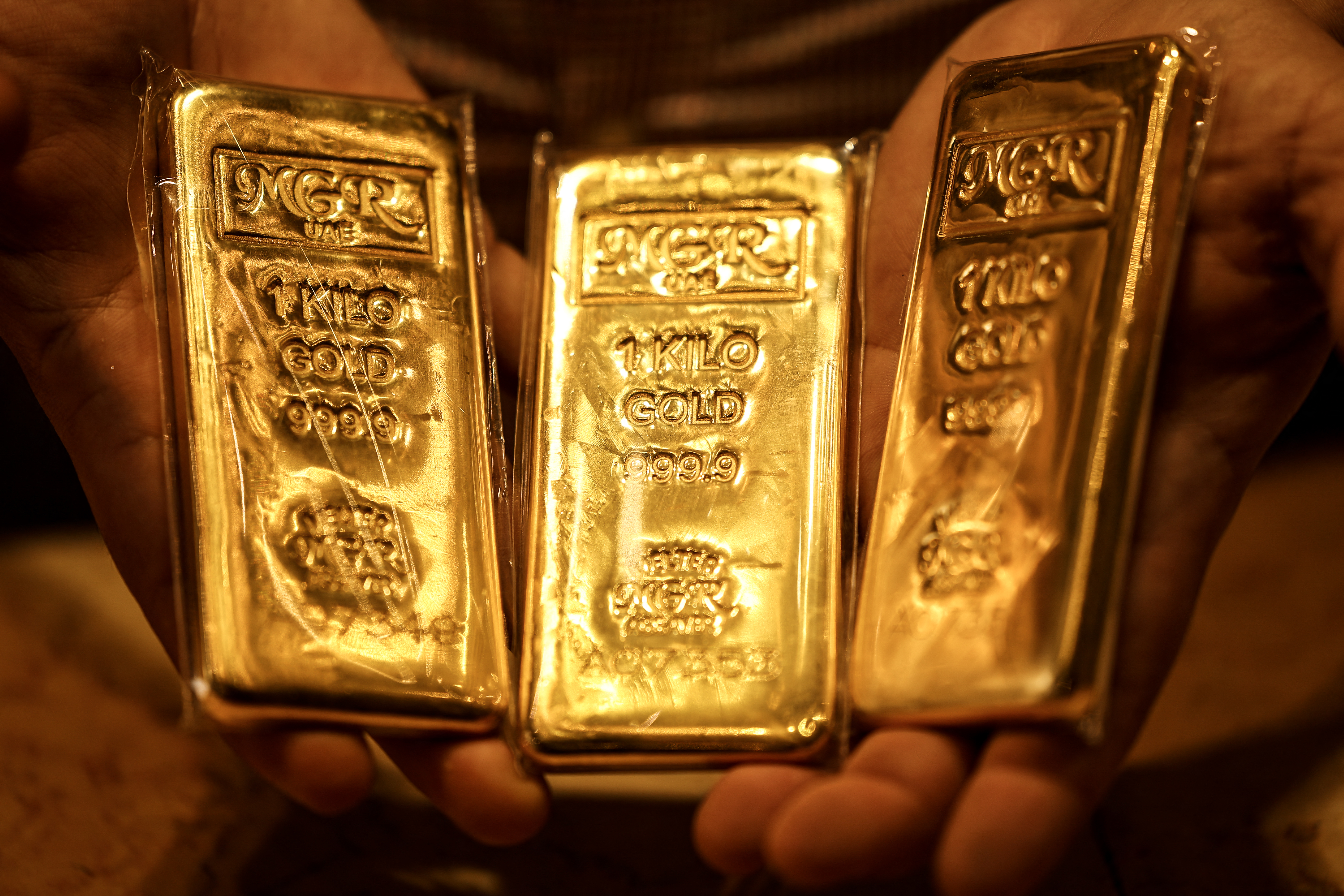 أسعار الذهب تتراجع مع استمرار التوترات الجيوسياسية وارتفاع الدولار