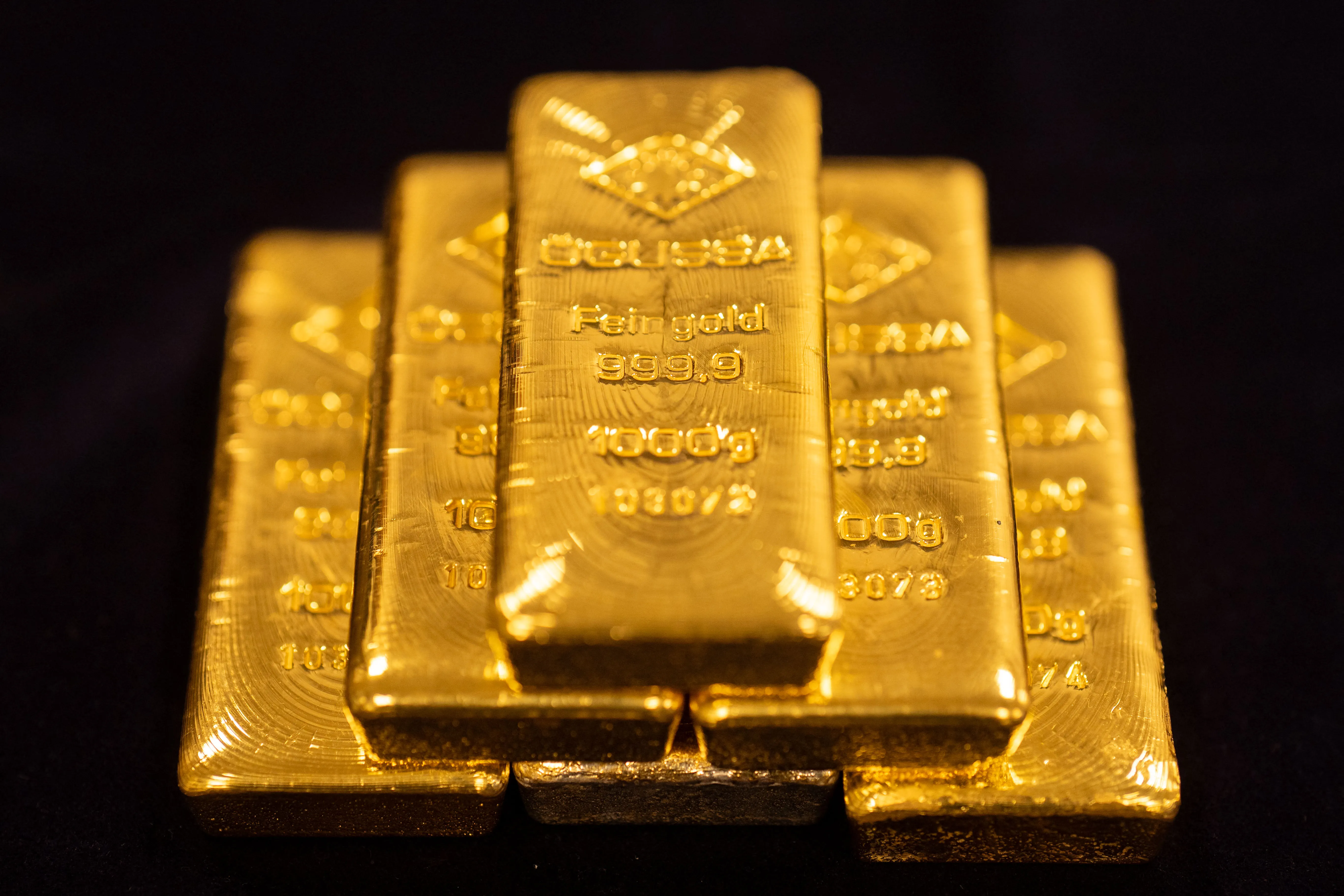 تعافي أسعار الذهب في ظل تراجع الدولار وارتفاع النفط