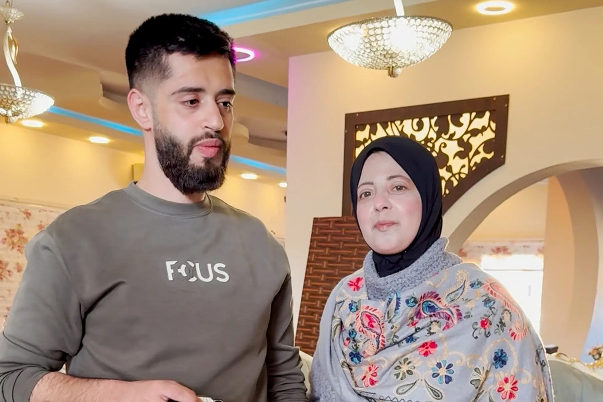 أم فلسطينية تتحدى الاحتلال لحماية ابنها من الاعتقال