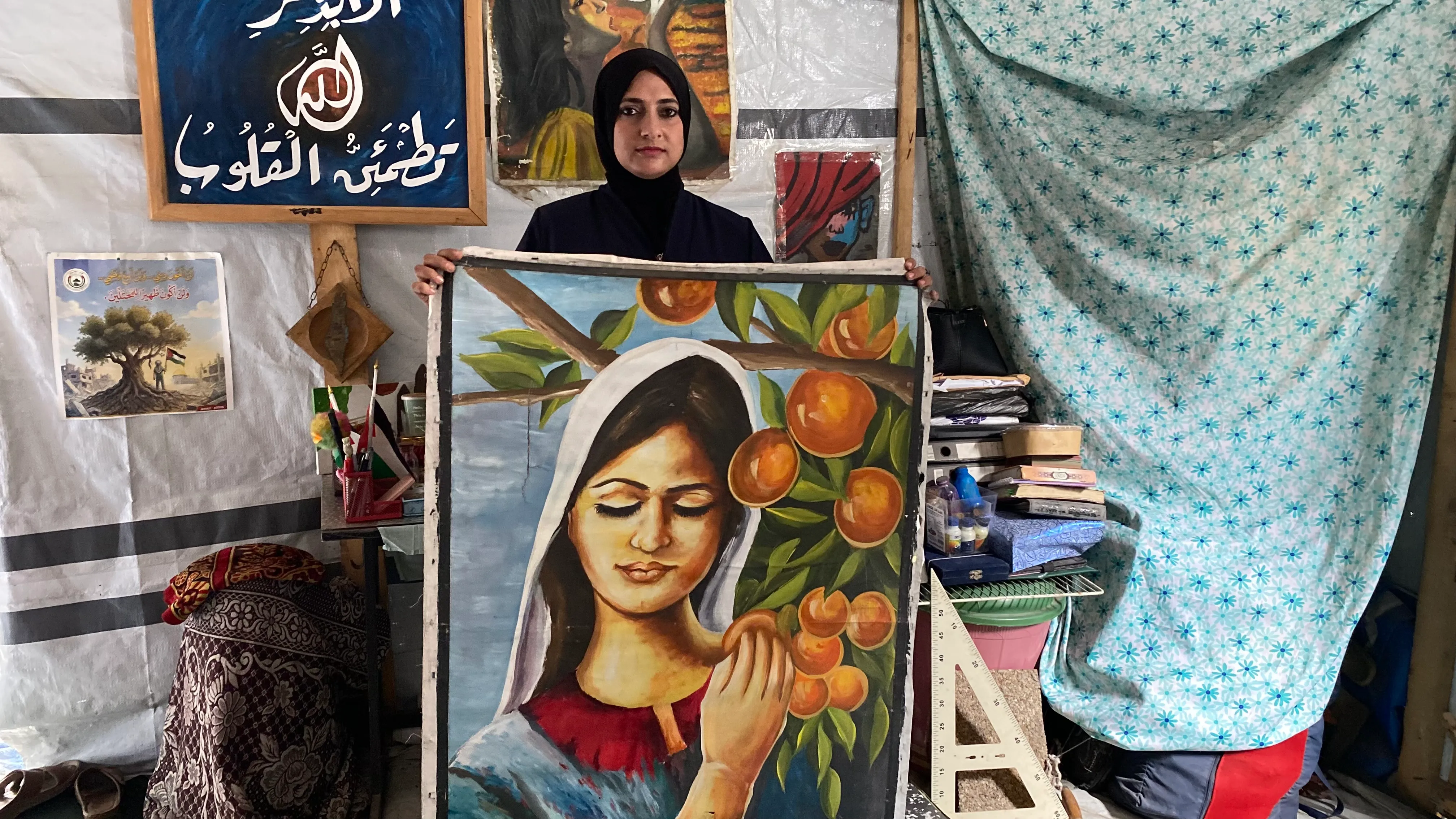 من قلب الخيام.. فنانة من غزة تحول الرماد إلى لوحات أمل