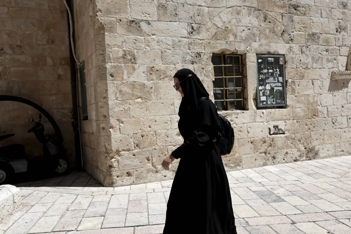 اعتداء عنصري بالقدس يطيح بشاب بعد استهدافه راهبة