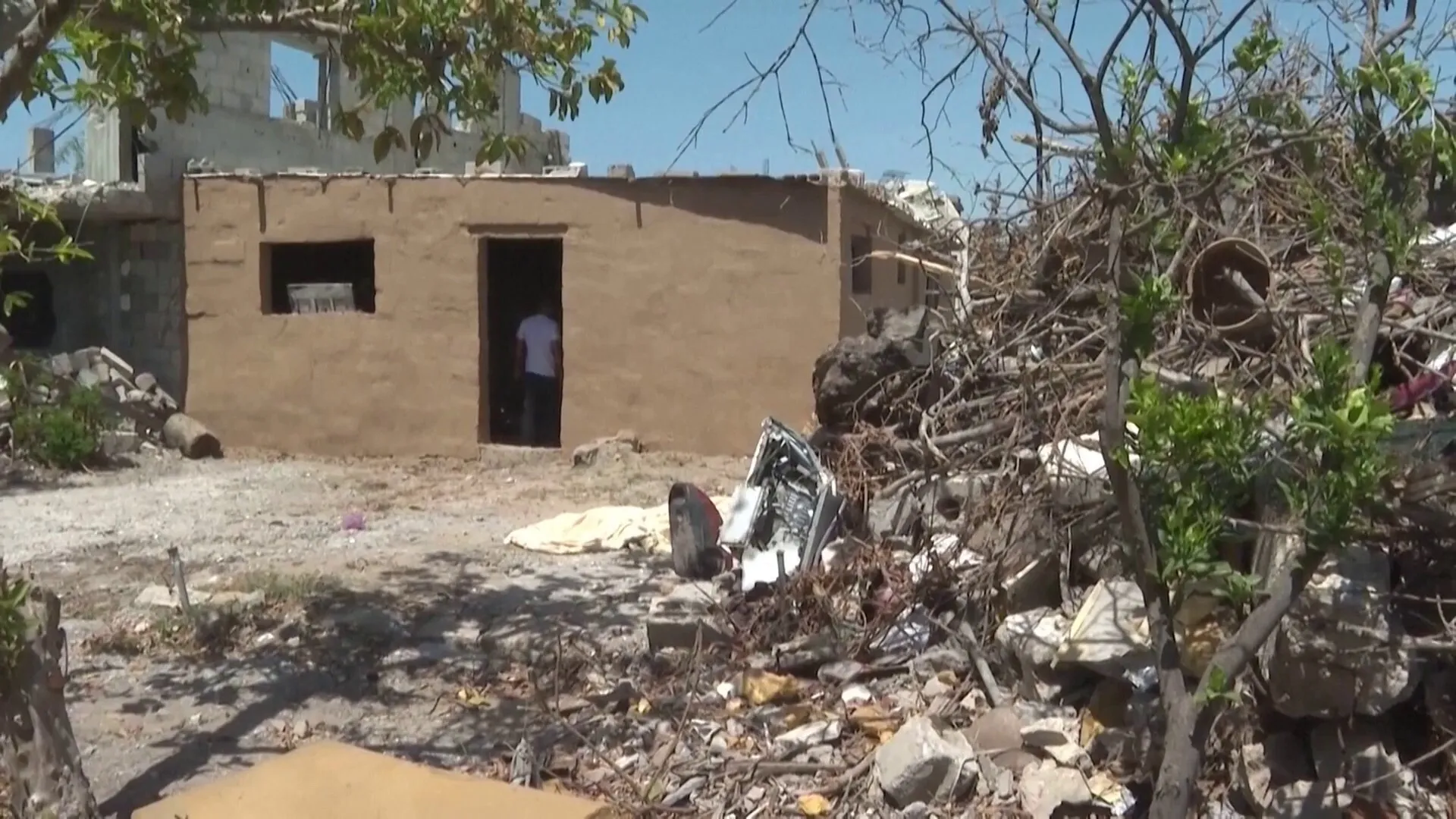 بين الانقاض والطين: فلسطيني بغزة يبني منزلا بديلا