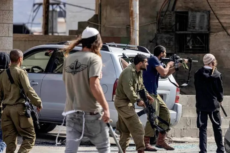 تصاعد التوتر في الضفة: اصابات في صفوف الفلسطينيين بهجمات مستوطنين