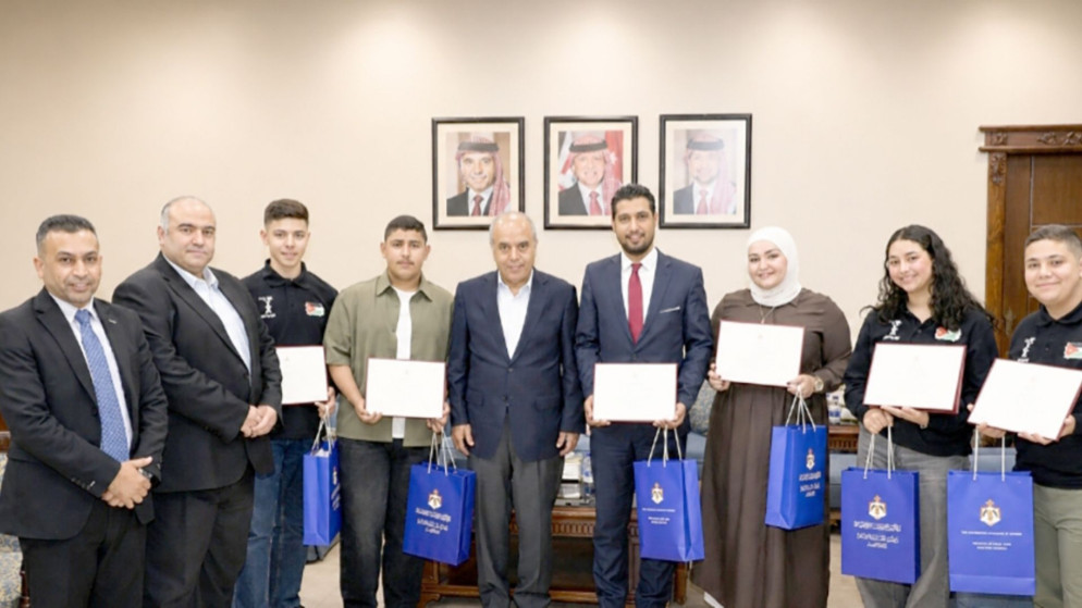 التربية تكرم الطلبة الفائزين بمسابقة الروبوت باليونان