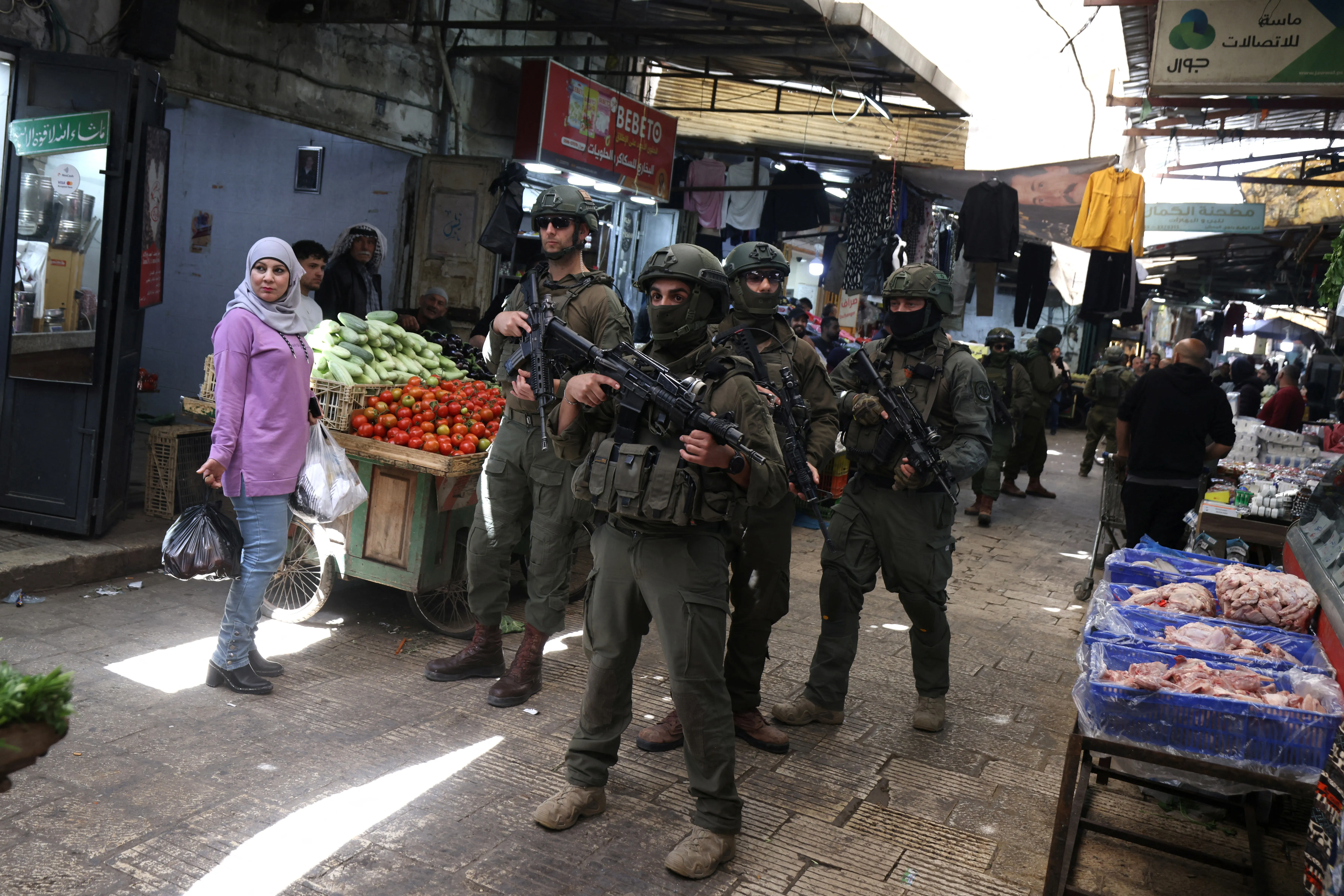 تصاعد التوتر في نابلس: شهيد وإصابات في اقتحام قوات الاحتلال