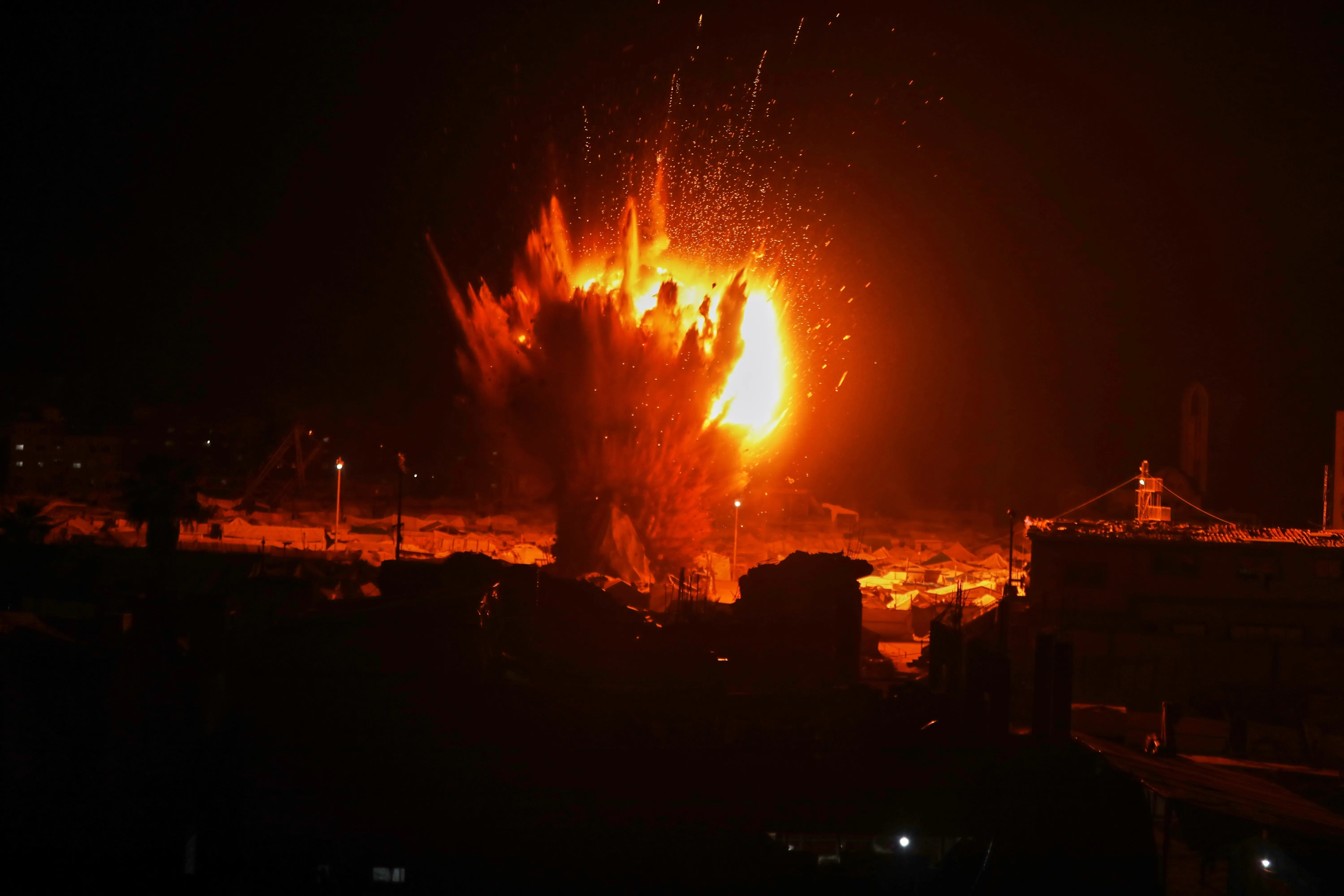 غموض يحيط بغزة: هل تلوح بوادر حرب جديدة في الأفق؟