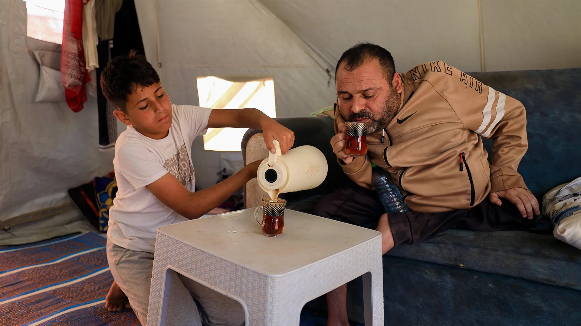 في غزة.. طفل اسمه اياد يحمل عبء اسرة كاملة