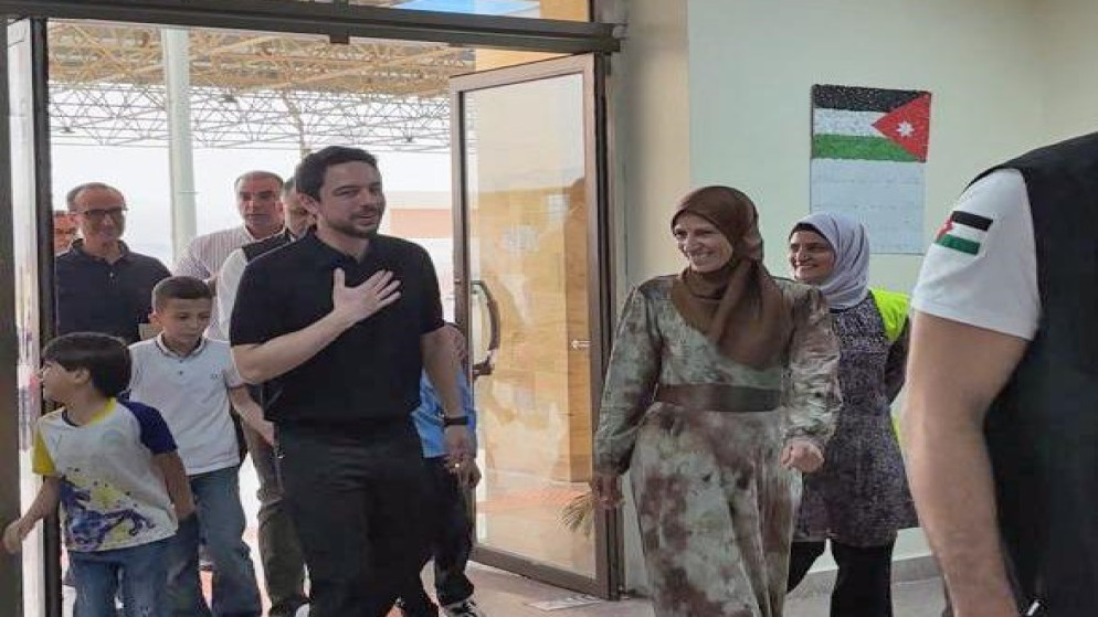 ولي العهد يتفقد العملية التعليمية في العقبة