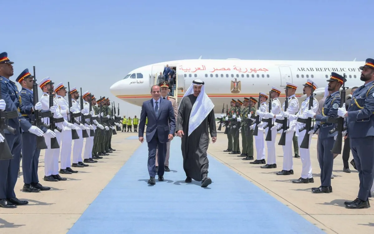 السيسي يشدد على التضامن مع الخليج في زيارة للإمارات وعمان