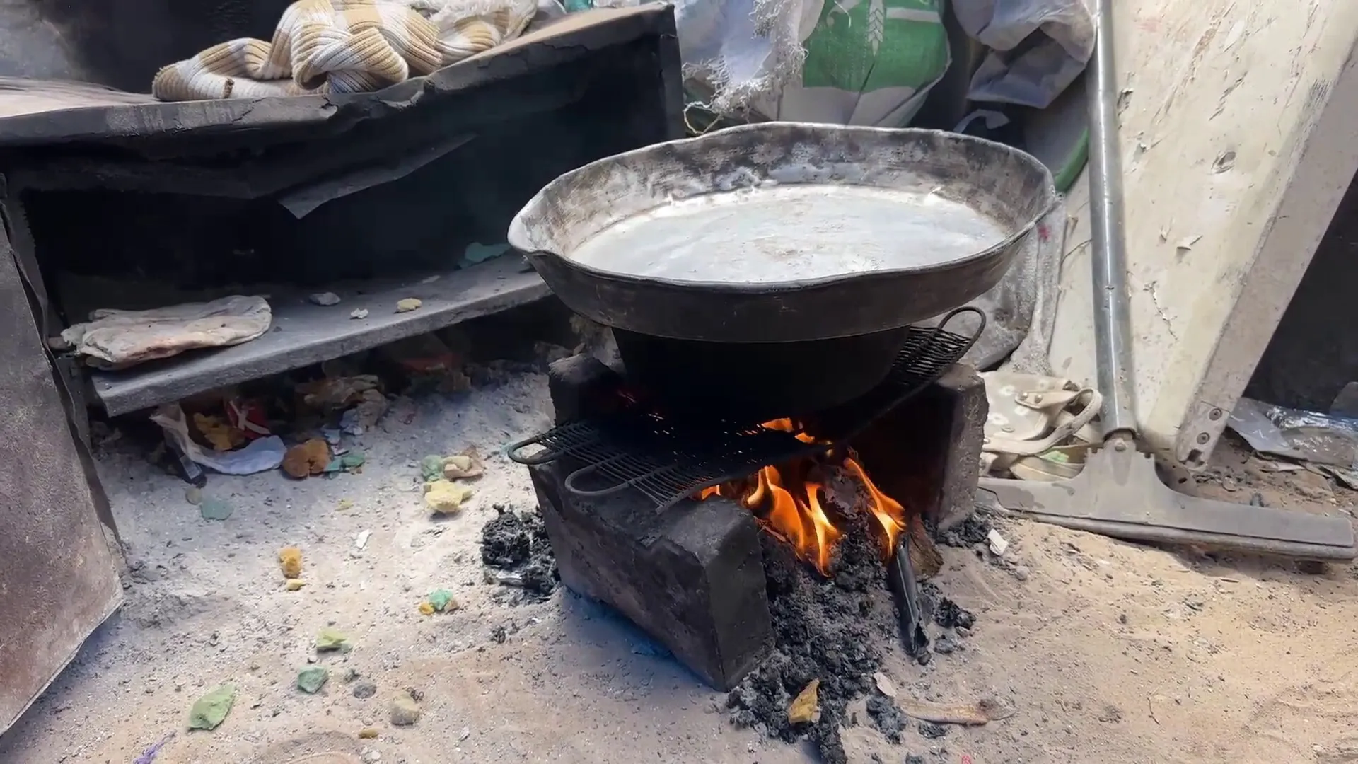 نازحو غزة يلجأون لحرق البلاستيك والقماش مع تفاقم أزمة الغاز
