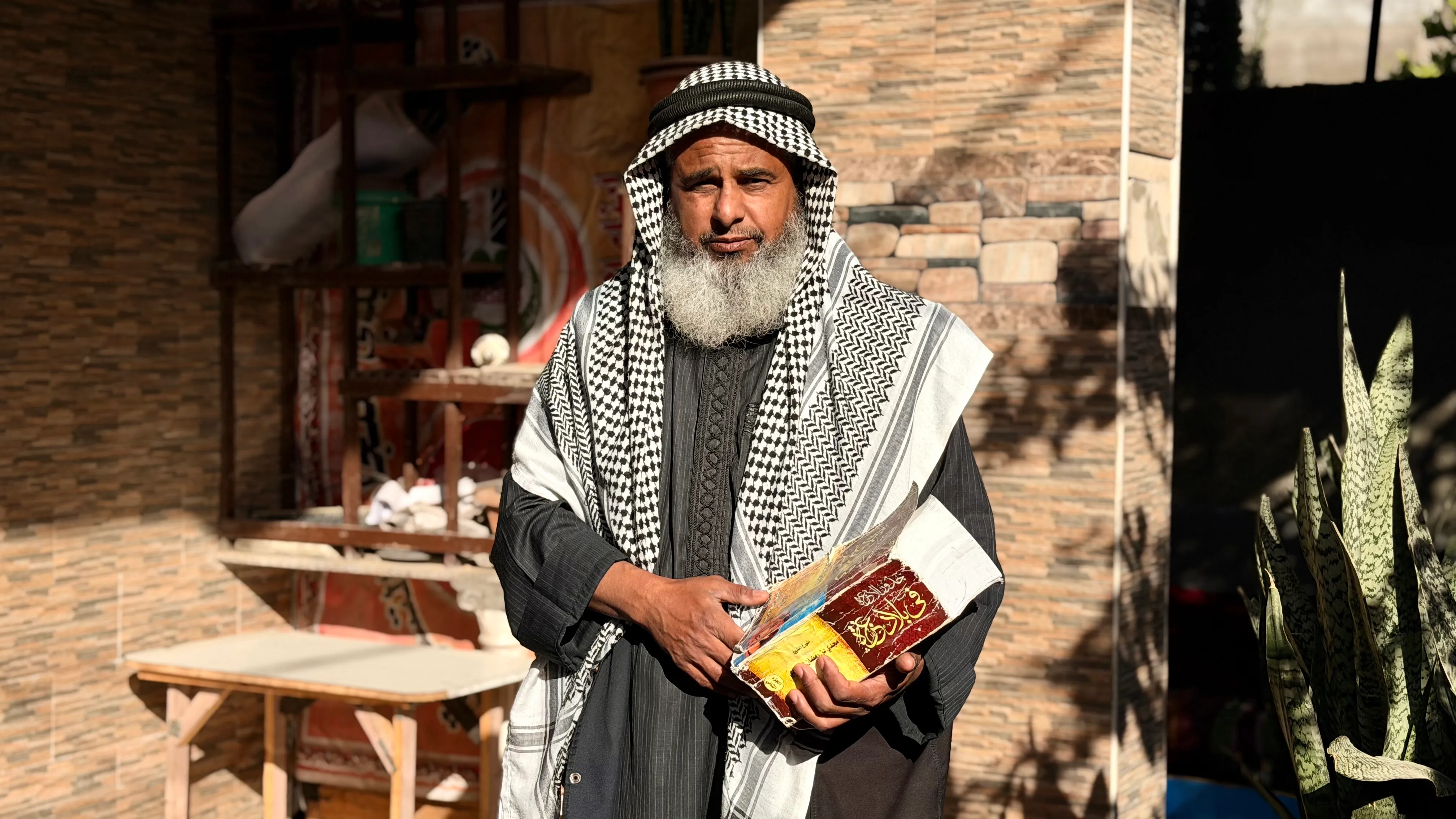 ذاكرة فلسطين في جيب مؤرخ غزي: صور و حكايات من النكبة تنجو من الحرب